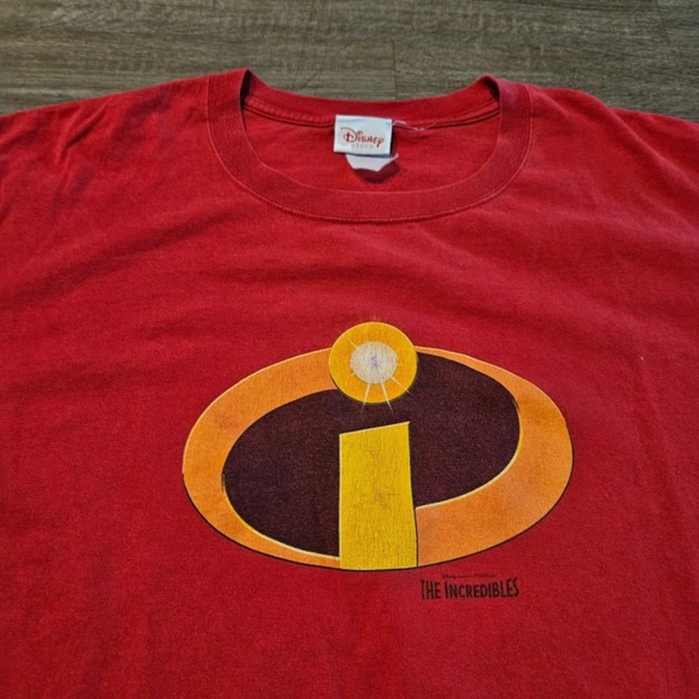 Disney Store The Incredibles Logo Graphic T Shirt Red Pixar Movie Mens XXL - Picture 2 of 8